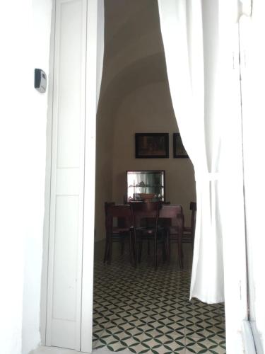 an open door to a dining room with a table at Mèna Mè - Casa vacanza - Salento in Parabita