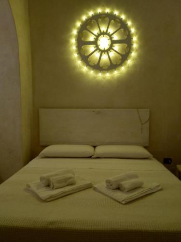 a bedroom with a bed with two towels on it at Mèna Mè - Casa vacanza - Salento in Parabita