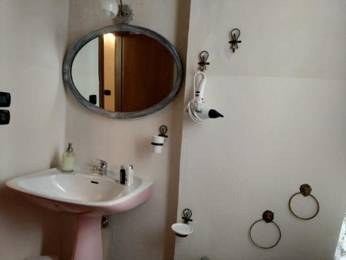 a bathroom with a sink and a mirror at Mèna Mè - Casa vacanza - Salento in Parabita