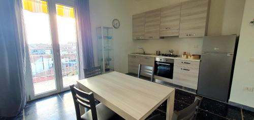 eine Küche mit einem Tisch und eine Küche mit einem Fenster in der Unterkunft Casa Lucky in Grosseto