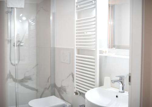 un bagno con lavandino, doccia e WC di Corte Sant'Orsola 4 a Bologna