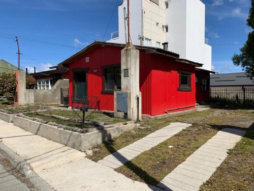 un bâtiment rouge avec un bâtiment blanc dans l'établissement Casa Los Canelos, à Ushuaia