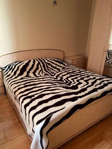 a zebra print bed in a bedroom at Ploiesti ultracentral !!! in Ploieşti