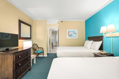 Postel nebo postele na pokoji v ubytování Cayman Suites Hotel