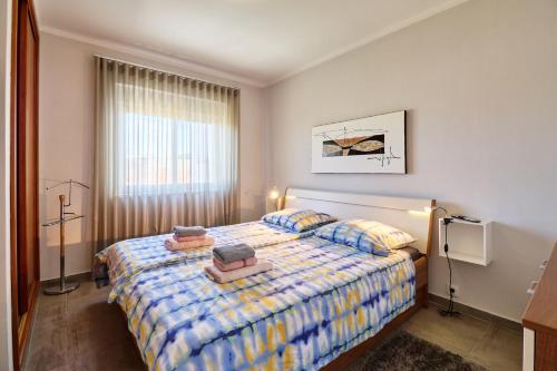 1 dormitorio con 1 cama con toallas en Bela Vista Nr. 4, en Carvoeiro