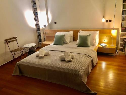 Ένα ή περισσότερα κρεβάτια σε δωμάτιο στο Cozy Loft with Jazz Notes in Kolonaki