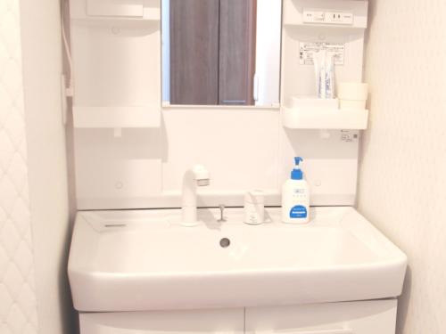 y baño con lavabo blanco y espejo. en Chiba - House - Vacation STAY 41221v en Chiba