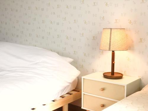 千葉市にあるChiba - House - Vacation STAY 41221vのベッドルーム1室(ベッド1台、ナイトスタンドのランプ付)