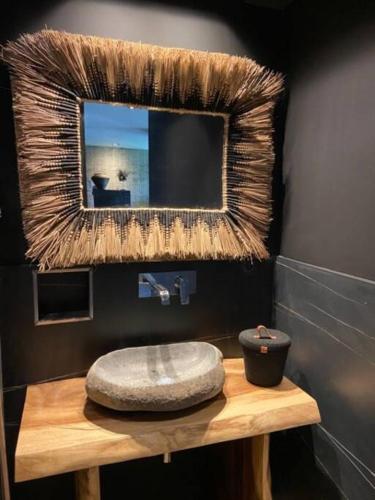 La salle de bains est pourvue d'un grand miroir et d'un lavabo. dans l'établissement La Suite TAMAN au centre de Salon, à Salon-de-Provence