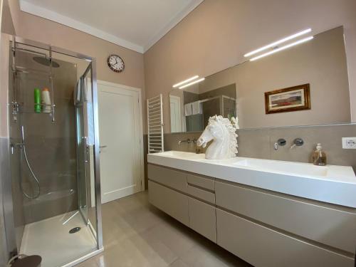 uma casa de banho com um grande lavatório e um chuveiro em Villa la Catena em Ulignano