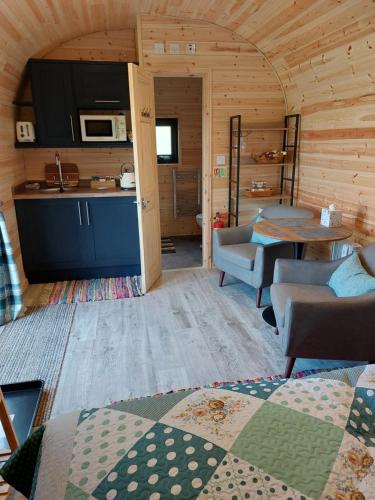 een kamer met een keuken en een woonkamer bij Oak Lodge Pods in Saint Lawrence