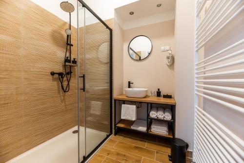 een badkamer met een douche en een wastafel bij DreamHouse7 rooms in Zagreb