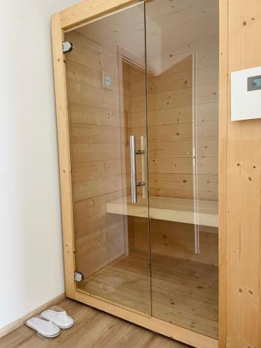 a shower with a glass door in a room at Appartamento i Limori in San Giuliano Terme