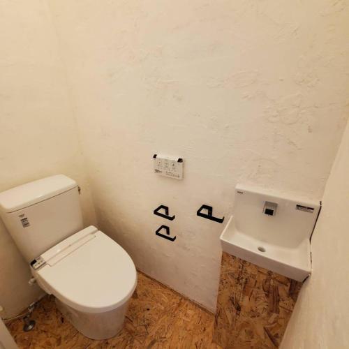 łazienka z toaletą i umywalką w obiekcie Agri Museum NADA - Vacation STAY 40517v w mieście Minamiawaji