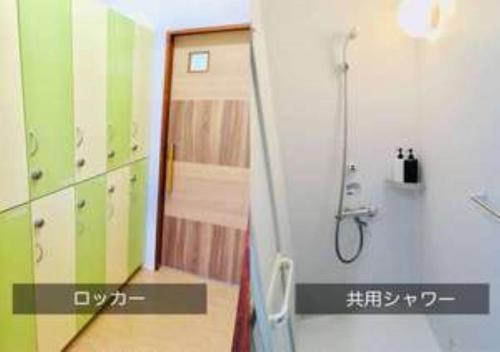 y baño con ducha y paredes de color verde y blanco. en Agri Museum NADA - Vacation STAY 09937v en Minamiawaji