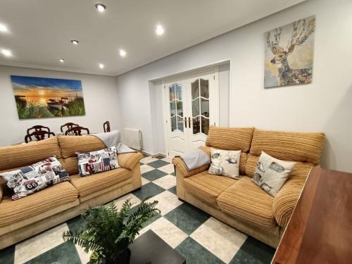 a living room with two couches and a table at Luxury Family Homes K in Salamanca