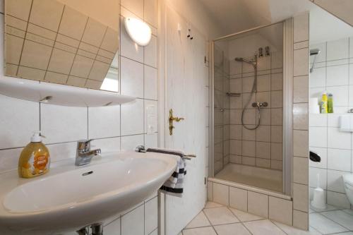 a bathroom with a sink and a shower at Hüs Auert Tharep, Wohnung 3 in Hörnum