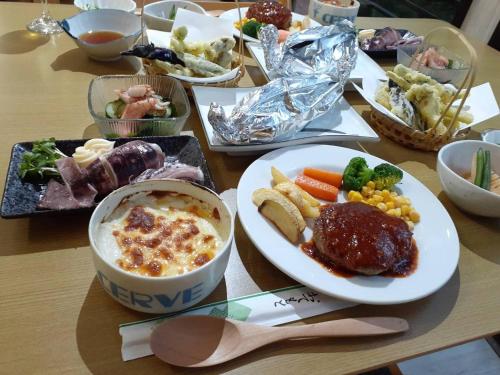 una mesa con un plato de comida y un tazón de sopa en Yasha Gami Hutte - Vacation STAY 36327v, en Minami Alps