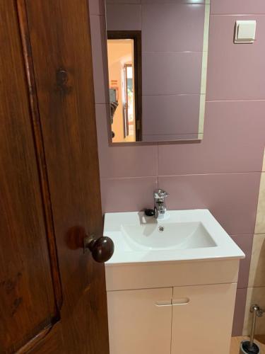 a bathroom with a sink and a mirror at Casa dos Tios Estremoz-veiros in Veiros
