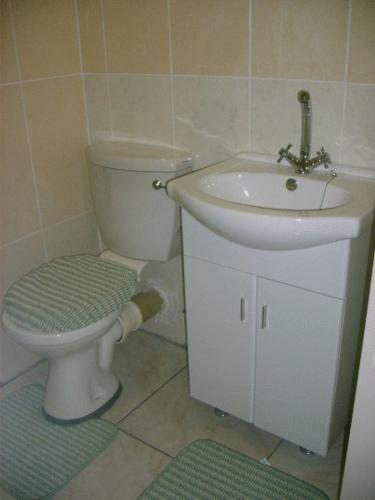 Un baño de All Are Welcome Guest House