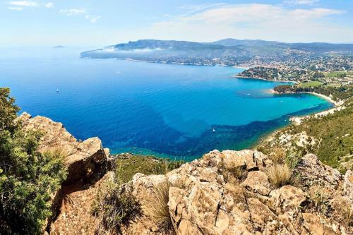 une vue sur une grande étendue d'eau dans l'établissement Studio - Téléphérique/Gare, à Toulon