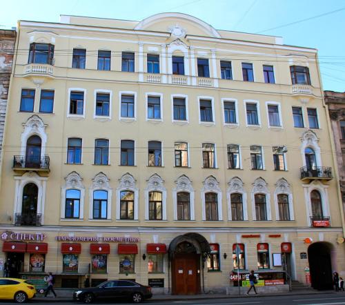 un gran edificio en una calle con coches aparcados delante en 5 Evenings, en San Petersburgo