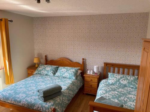 1 dormitorio con 1 cama y 2 almohadas en Church View B&B, en Ballycastle