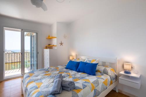 Llit o llits en una habitació de Bonita casa adosada con jardín privado y piscina comunitaria