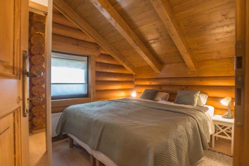 Katil atau katil-katil dalam bilik di Luksuzna drvena kuća Babylonica sa bazenom,teniskim terenom i wellnesom