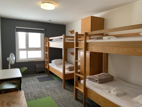 Postel nebo postele na pokoji v ubytování HI Calgary City Centre - Hostel