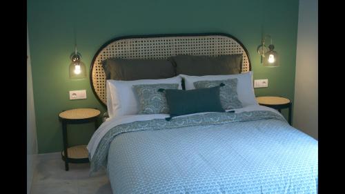 una camera da letto con un grande letto e un piumone blu di Entre Catedrales Terrace a Siviglia