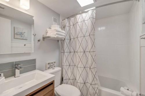 ein Badezimmer mit Toilette, Waschbecken und Dusche in der Unterkunft Royal Gulf Beach and Racquet Club-5615-Beachfront Luxury! Near Kiva Dunes Golf in Gulf Shores