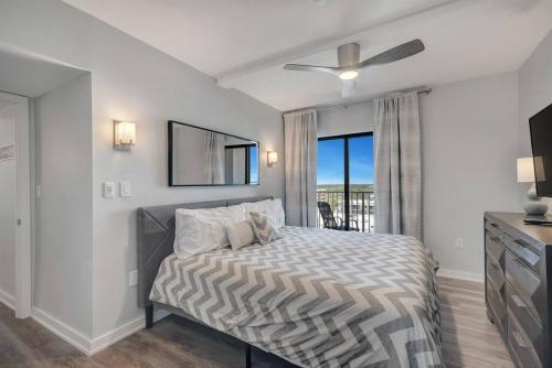 ein Schlafzimmer mit einem Bett mit Deckenventilator in der Unterkunft Royal Gulf Beach and Racquet Club-5615-Beachfront Luxury! Near Kiva Dunes Golf in Gulf Shores