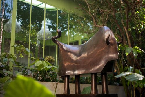 a bronze elephant statue in front of a building at Taller de Juan - Casa Hotel in San Cristóbal de Las Casas