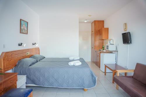 Ein Bett oder Betten in einem Zimmer der Unterkunft Konnos Bay Gardens