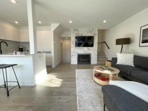 Freshly Renovated Multi Level Townhome – Photos 3