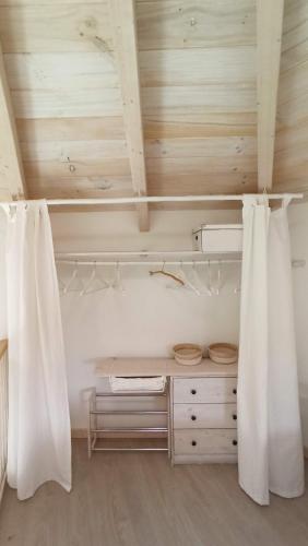 Pokój z białymi zasłonami i drewnianym sufitem w obiekcie Mini casa con jardín w mieście Mungia