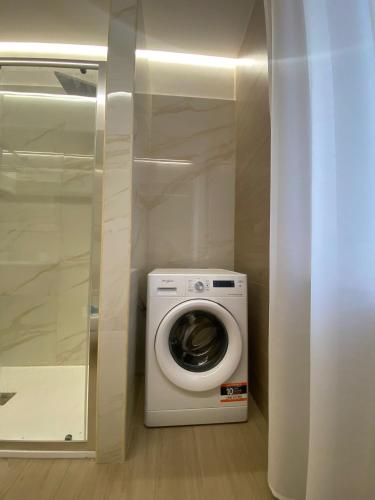 a washer and dryer in a small bathroom at Cà Sal Holiday Home in Lesina