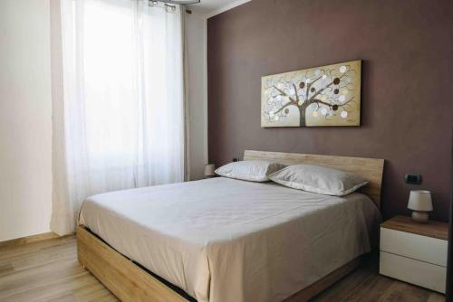 una camera da letto con un letto dipinto su un albero sul muro di La Terra del Mare a La Spezia