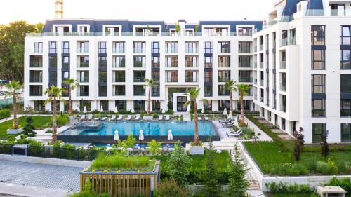Piscina de la sau aproape de Marina Beach Azur- 100m from the BEACH & SPA! LUXURY APARTMENT!