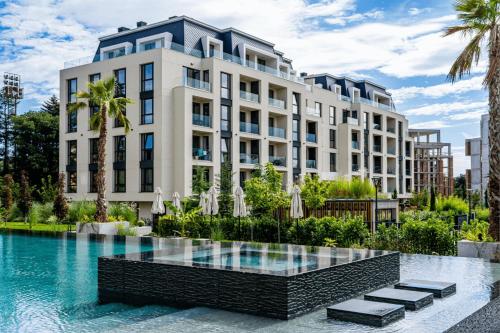 Piscina de la sau aproape de Marina Beach Azur- 100m from the BEACH & SPA! LUXURY APARTMENT!