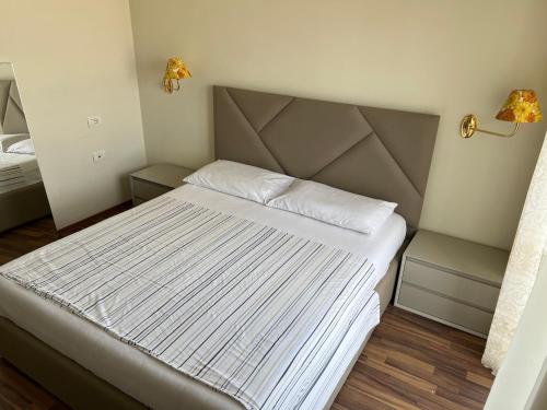 Una cama o camas en una habitación de Hakunna Matata Residence & Apartments