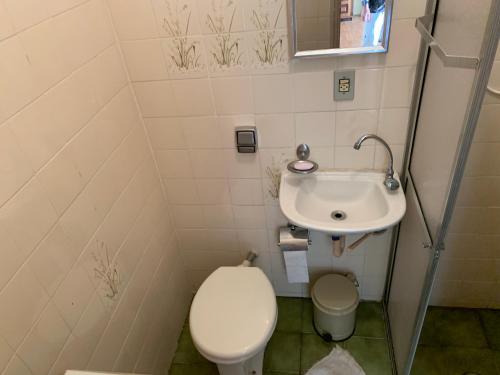 un piccolo bagno con servizi igienici e lavandino di Apart 1 Dorm Sala 3 Ambientes ad Águas de Lindóia