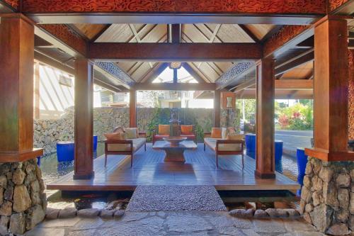 une terrasse avec des chaises et une cheminée dans l'établissement Hanalei Bay Resort 8234, à Princeville