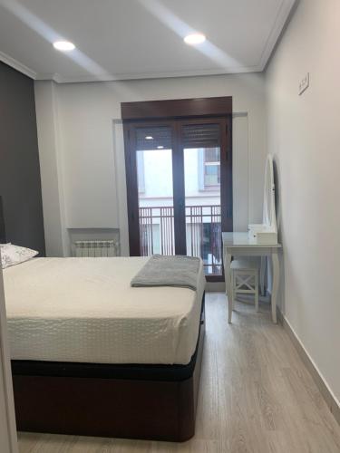 um quarto com uma cama e uma varanda em Apartamento Deluxe, 4 habitaciones, Parking em Madri
