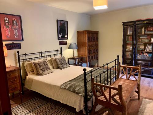 - une chambre avec un lit et deux chaises dans l'établissement Land Story - Rural House, à Marco de Canavezes