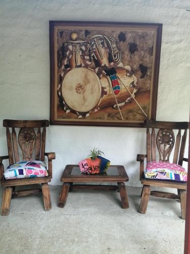 a painting of a drum and two chairs at Finca Ecoturistica LOS JAGUEYES in Baraya