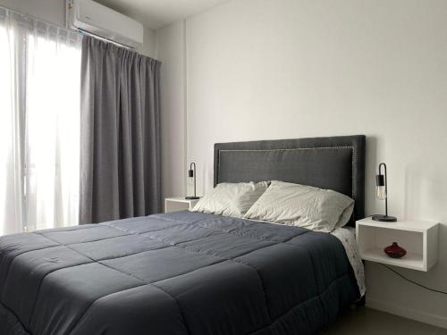 Un dormitorio con una cama grande y una ventana en Nice Palermo BnB en Buenos Aires