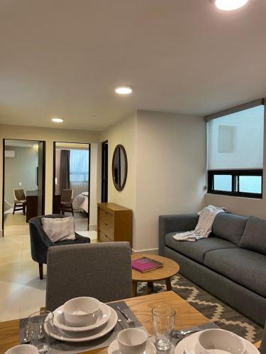 HIDALGO 119 - TERRAZA Y SUITES في زاكاتيكاس: غرفة معيشة مع أريكة وطاولة