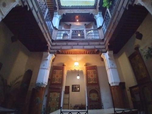 vista sul soffitto di un edificio con scala di Dar Rbab a Fes